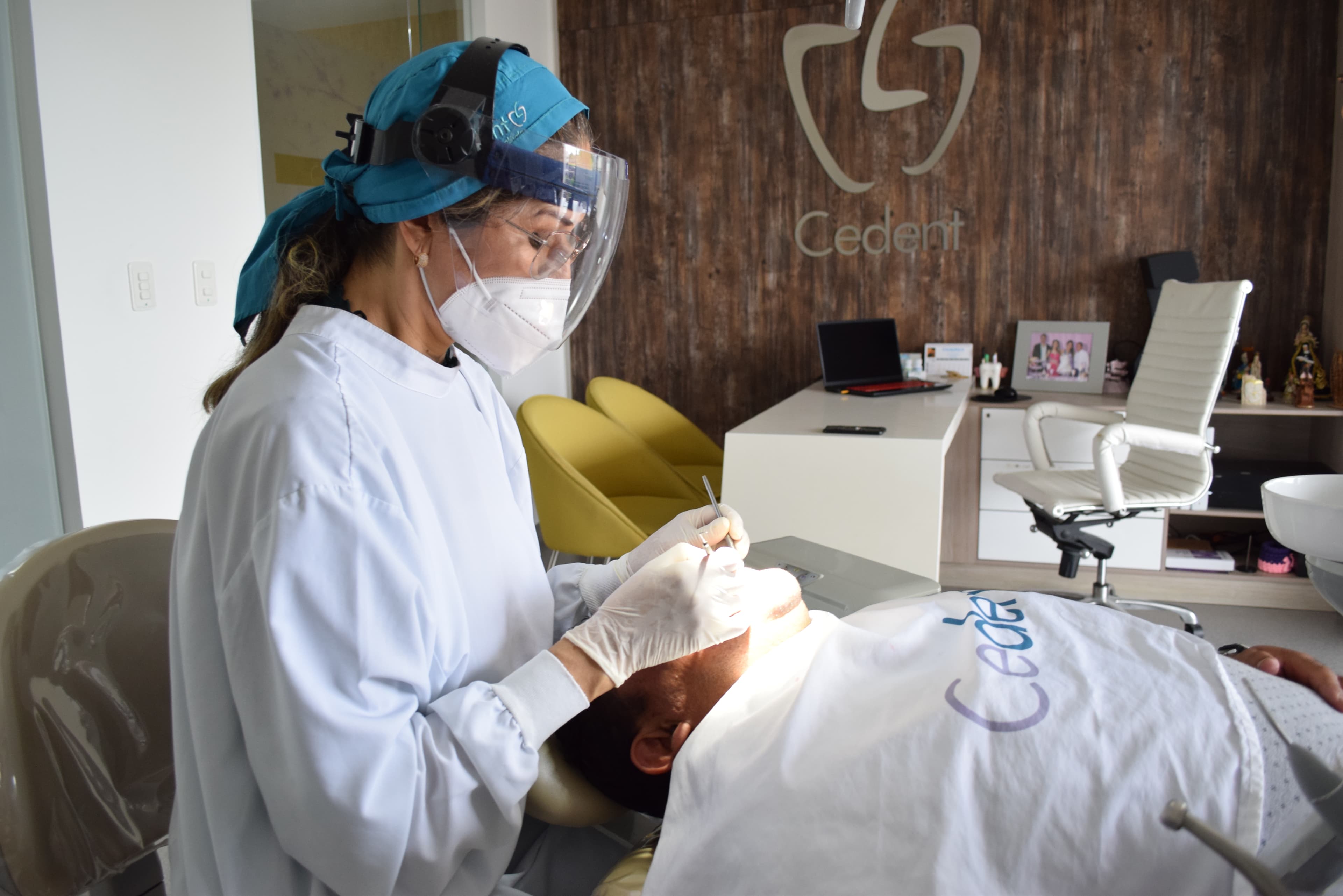 Cedent specialist performing an endodontic treatment