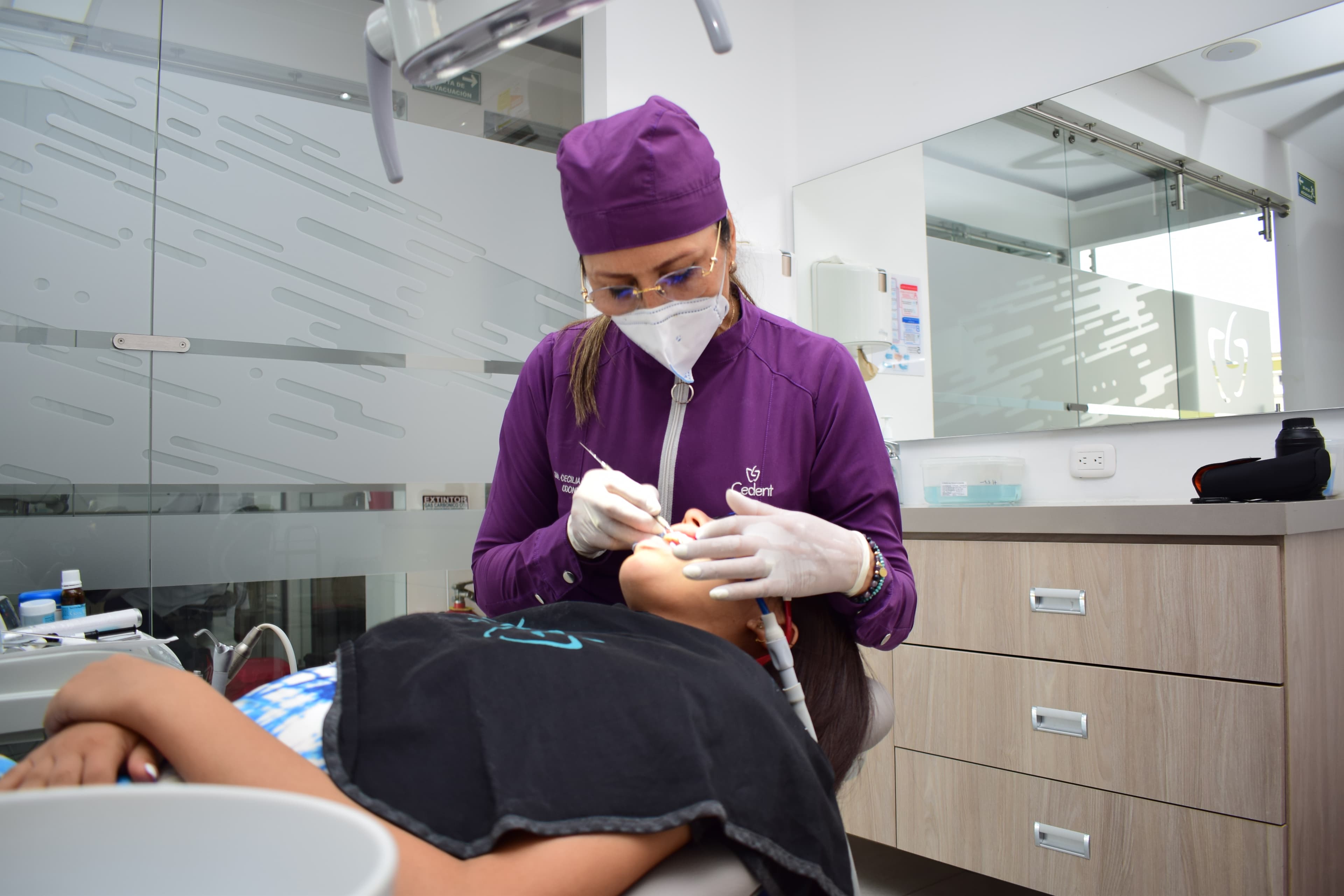 Cedent dentist performing a dental treatment